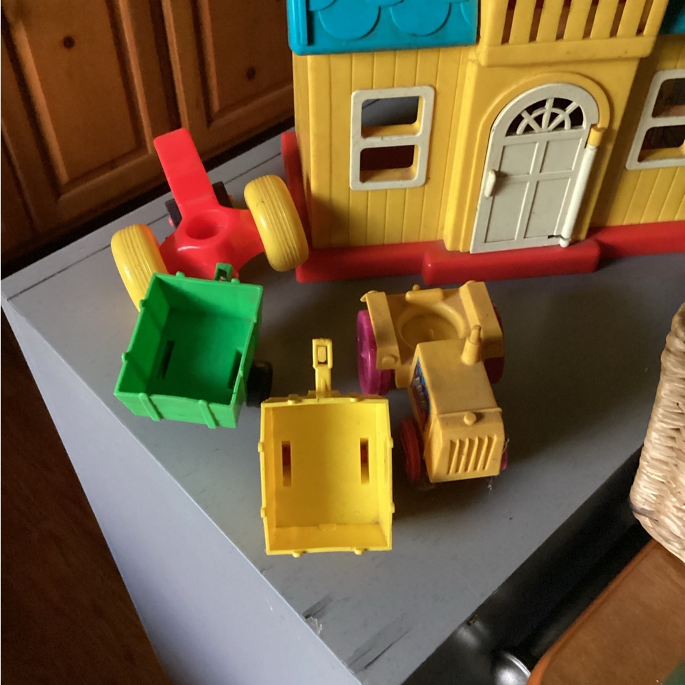Portable playhouse with carry handles. - Picture 3 of 10
